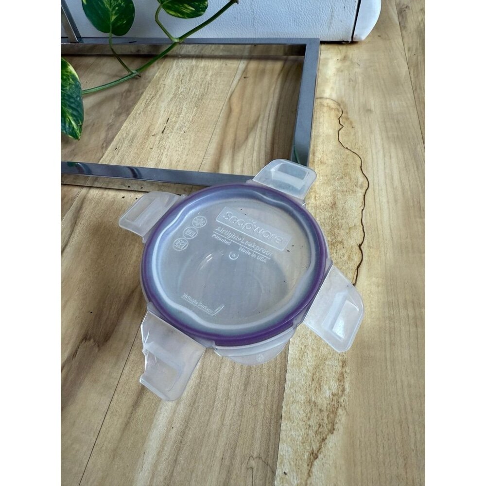 Snapware purple plastic lid with glass ware